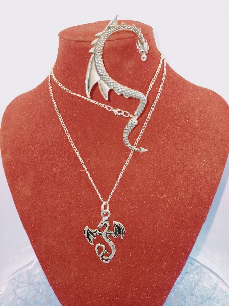 Orecchino e collana Drago